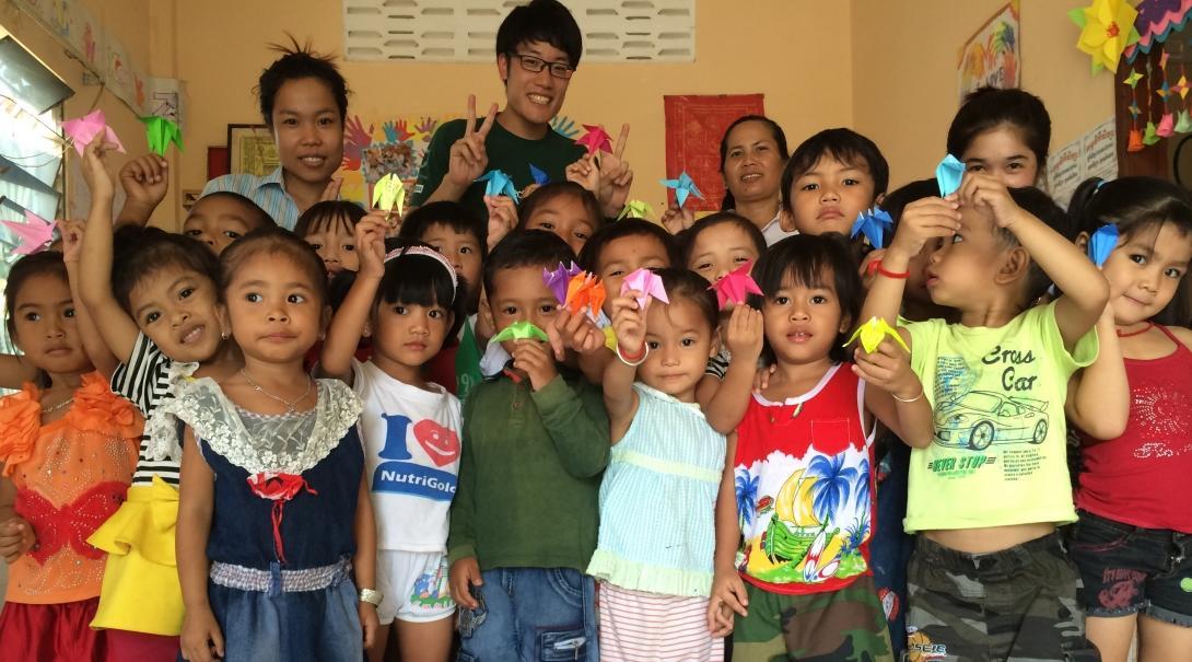 As part of his service learning project for middle school students in Cambodia, a Projects Abroad volunteer works at a kindergarten. Part of the Experiential Learning model in Cambodia for middle school students, is for students to help in kindergartens.